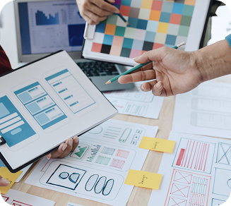 Equipo de agencia digital trabajando en diseño UX, marketing digital y estrategias SEO para mejorar la experiencia del usuario y el posicionamiento web